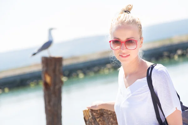 Frau am Strand im Sommer. — Stockfoto