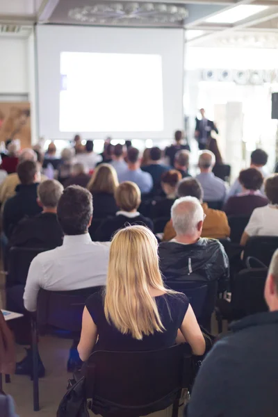 Publikum im Hörsaal. — Stockfoto