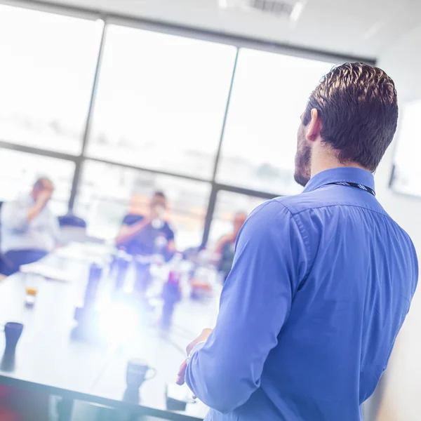 Geschäftspräsentation auf Unternehmenstreffen. — Stockfoto