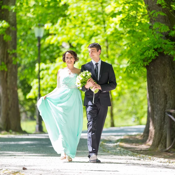 Hochzeitspaar spaziert in Park. — Stockfoto