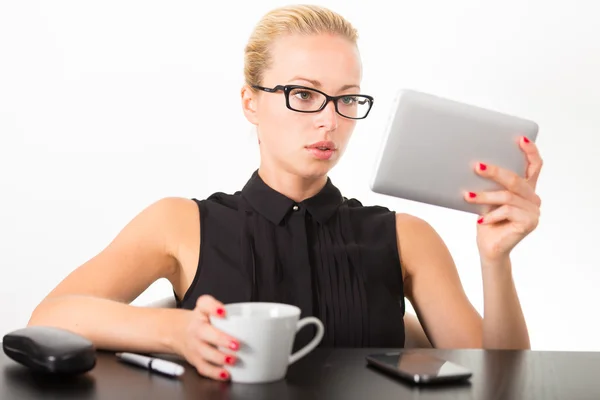 Geschäftsfrau arbeitet am Tablet-PC. — Stockfoto