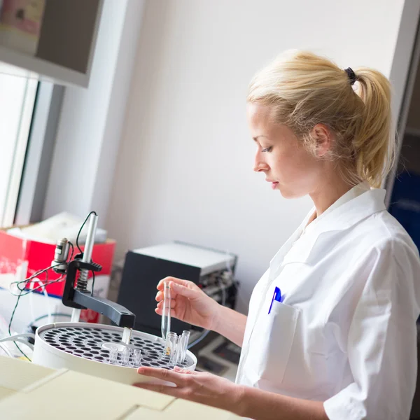 Cientista que trabalha em laboratório analítico . — Fotografia de Stock