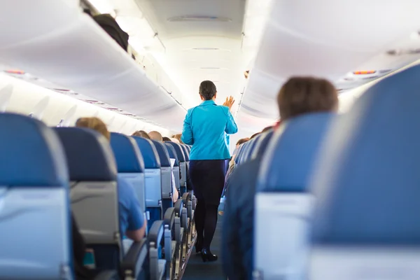 Interior del avión con pasajeros en asientos. — Foto de Stock