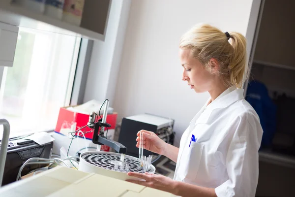 Wetenschapper werken in analytisch laboratorium. — Stockfoto