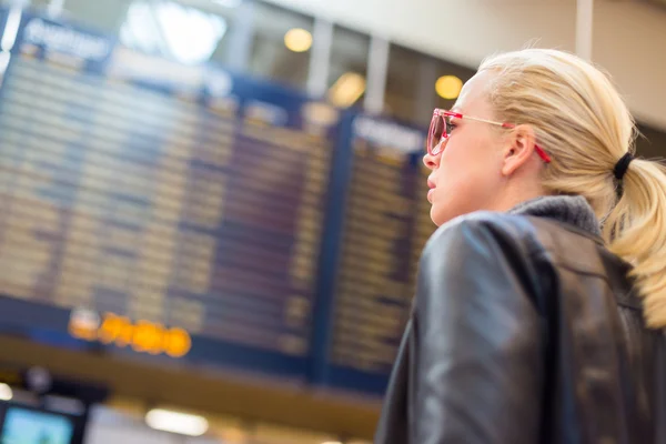 Mujer viajera comprobando salidas de vuelo a bordo . —  Fotos de Stock