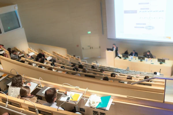 Publiek in de collegezaal. — Stockfoto