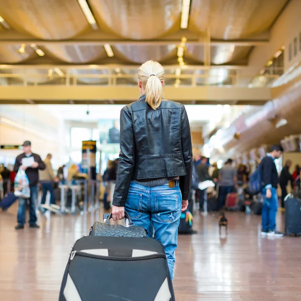 Kvinnliga resenären vandrande flygplats terminal. — Stockfoto