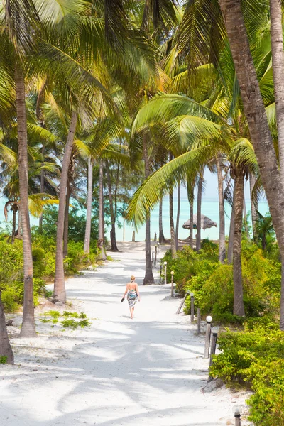 Petek kumsalda, Zanzibar yürüyen kadın. — Stok fotoğraf