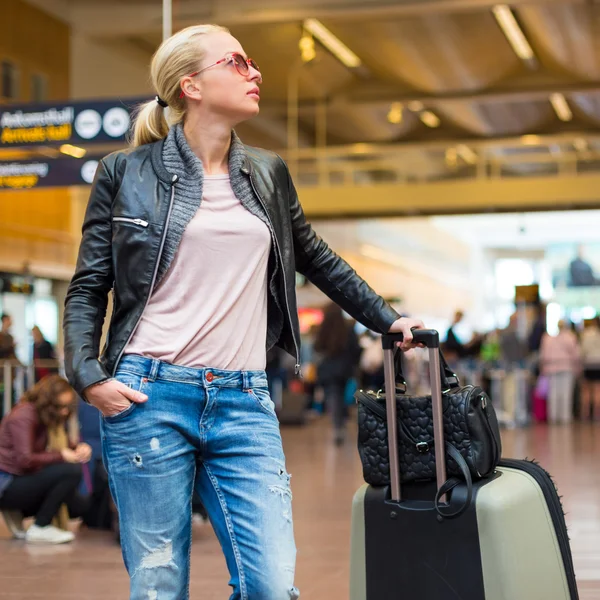 Female traveller checking flight departures board. — Stock Photo, Image