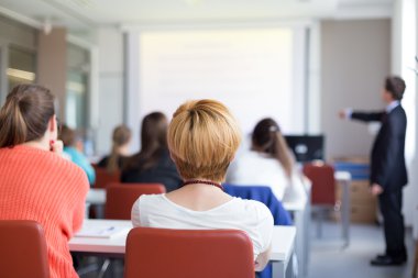 Konferans salonundaki izleyiciler..