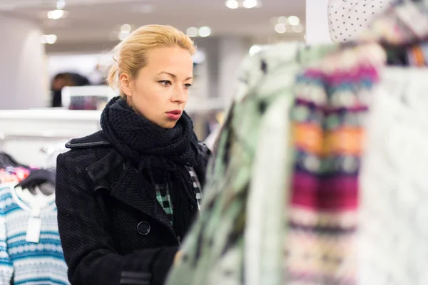 아름다운 여인이 의상 점에서 쇼핑하는 모습. — 스톡 사진