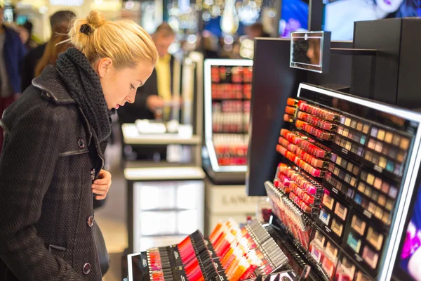 뷰티 스토어에서 쇼핑 하는 아름 다운 여자. — 스톡 사진