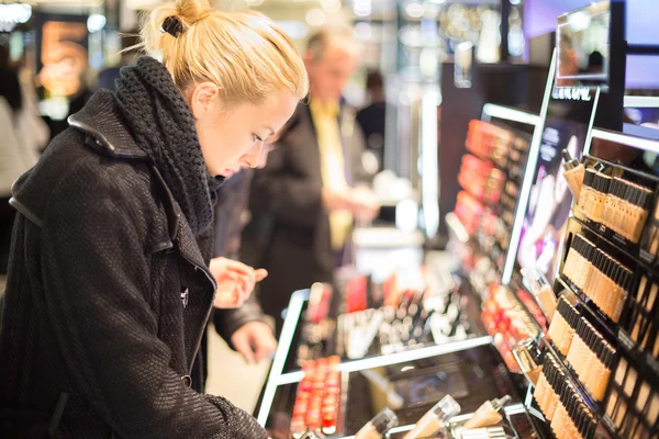 Vacker kvinna shopping i skönhet store. — Stockfoto