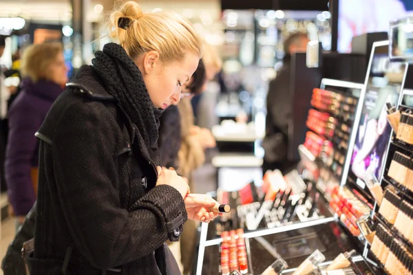 Женщина делает покупки в магазине красоты . — стоковое фото