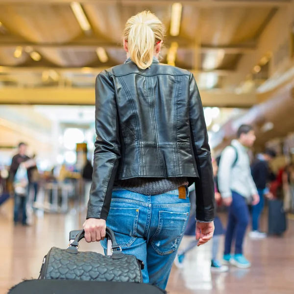 Kvinnliga resenären vandrande flygplats terminal. — Stockfoto