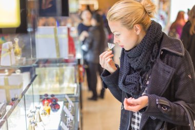 金发美女测试和购买化妆品的美容店güzel kadın güzellik mağaza alışveriş.
