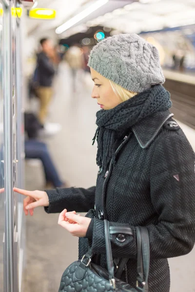 Dame kauft Fahrkarte für öffentliche Verkehrsmittel. — Stockfoto