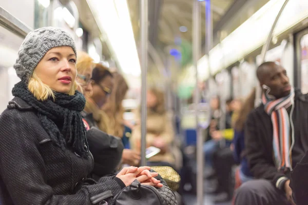 Mulher viajando de metrô cheio de pessoas . — Fotografia de Stock