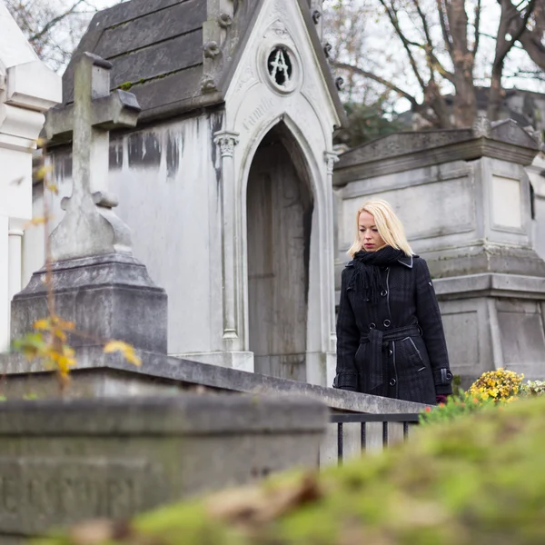 Eenzame vrouw bezoeken familieleden graf. — Stockfoto