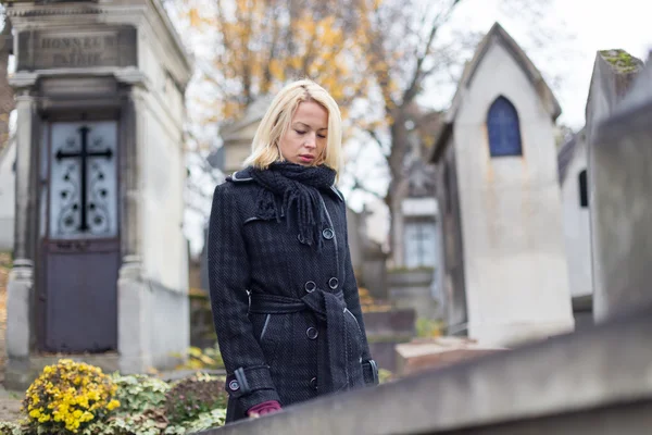 Eenzame vrouw bezoeken familieleden graf. — Stockfoto