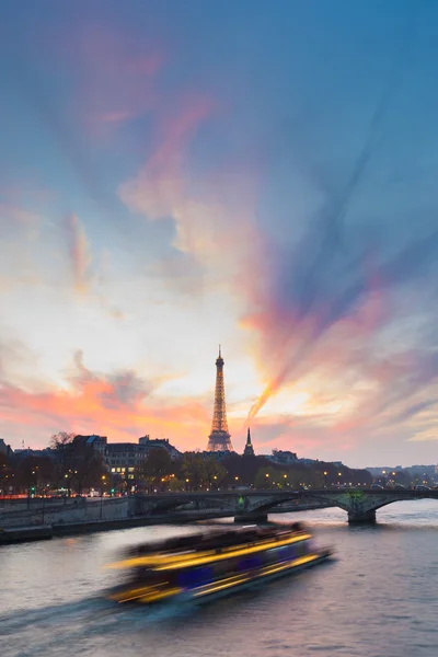 Puesta de sol sobre la Torre Eiffel y el río Sena . — Foto de Stock