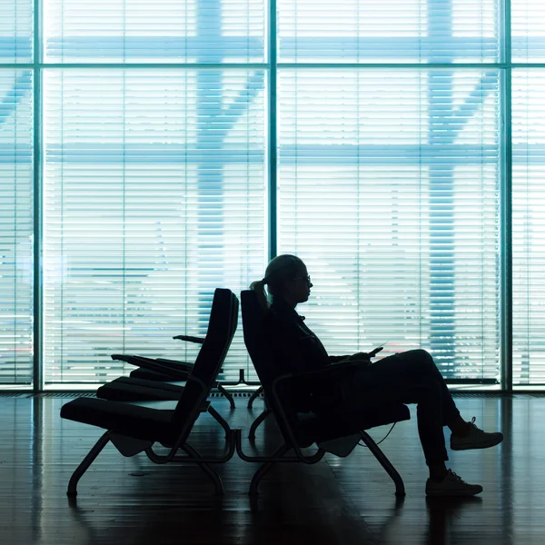 Mulher em trânsito esperando no portão do aeroporto . — Fotografia de Stock