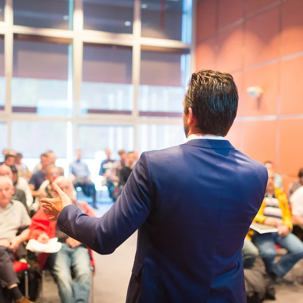 Talare vid företagskonferens och presentation. — Stockfoto