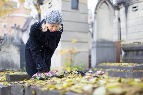 Eenzame vrouw bezoeken familieleden graf. — Stockfoto