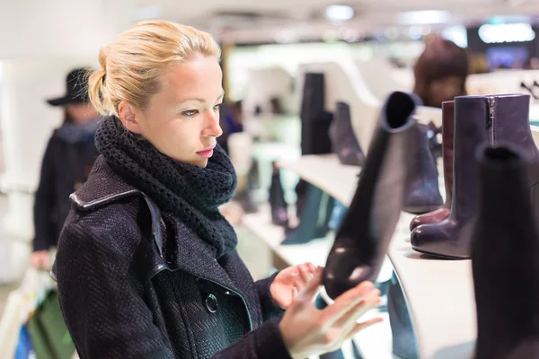 Beautiful woman shopping in shoe store. — Stockfoto