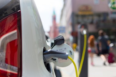 Elektrikli Araç Sorumlu İstasyonda.