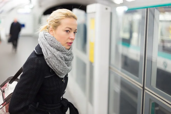 Mujer joven en la plataforma de la estación de metro . — Foto de Stock