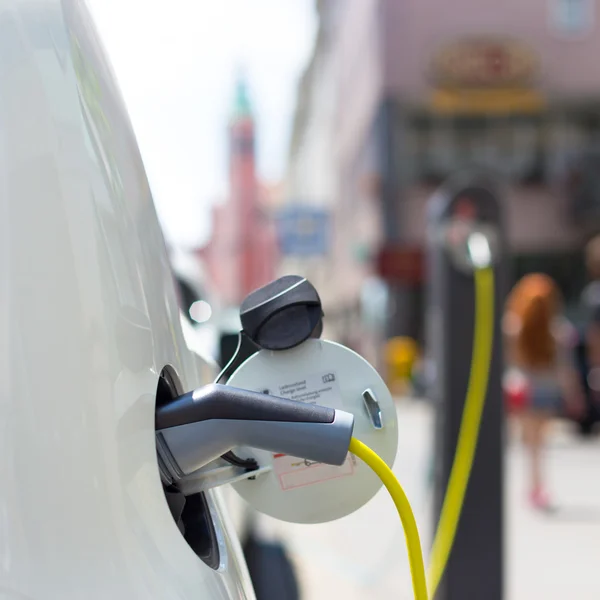 Coche eléctrico en la estación de carga . — Foto de Stock