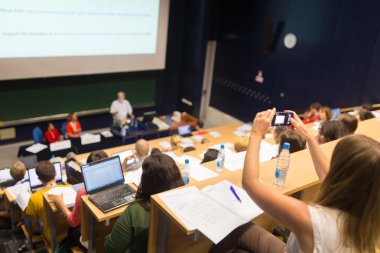 Konferans salonundaki izleyiciler..