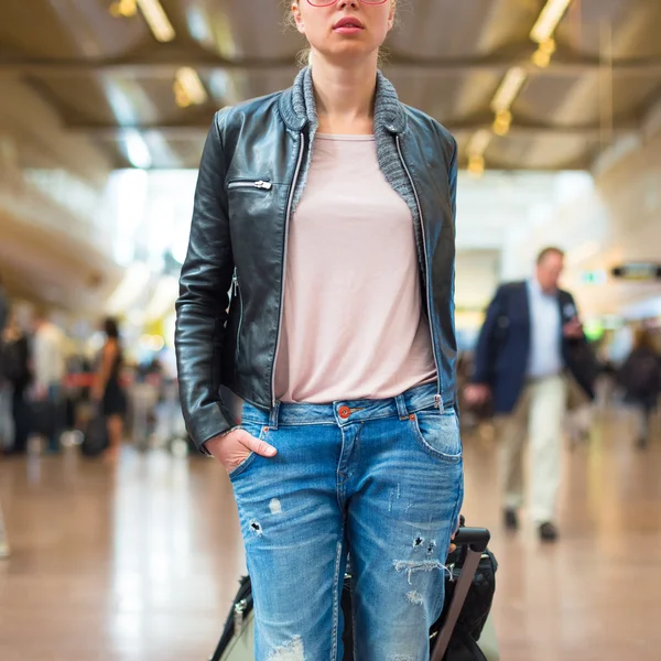 Feminino viajante andando terminal do aeroporto . — Fotografia de Stock