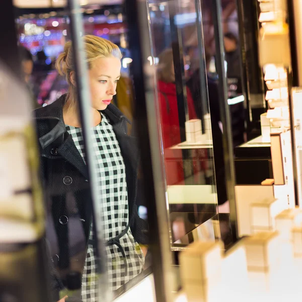 Mulher bonita em pé na frente da vitrine . — Fotografia de Stock