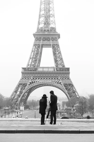 Couple taking photo of Eiffel tower in Paris. — Stock Photo, Image