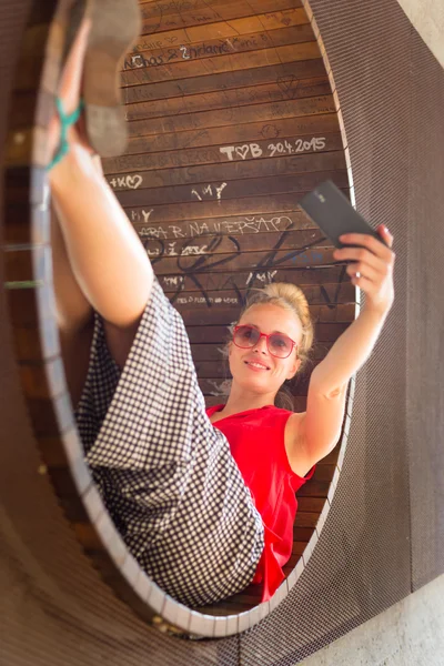 Jovem senhora alegre tomando selfie . — Fotografia de Stock