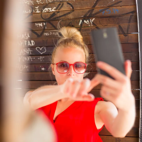 Young cheerful lady taking selfie. — Stockfoto