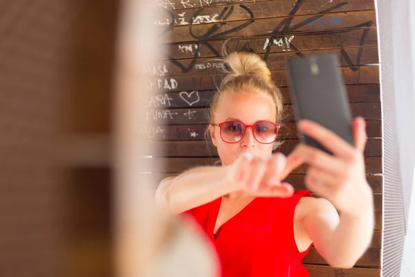 Young cheerful lady taking selfie. — Stock Photo, Image