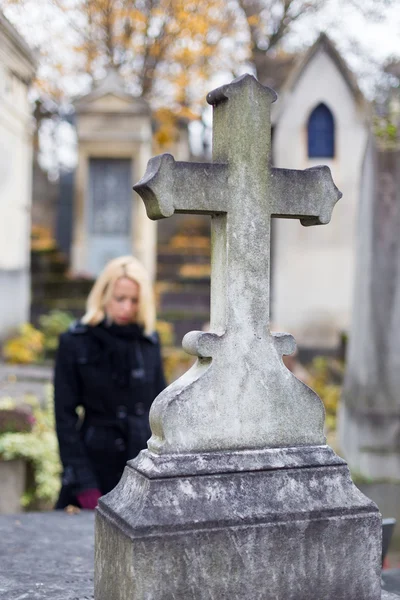 Eenzame vrouw bezoeken familieleden graf. — Stockfoto