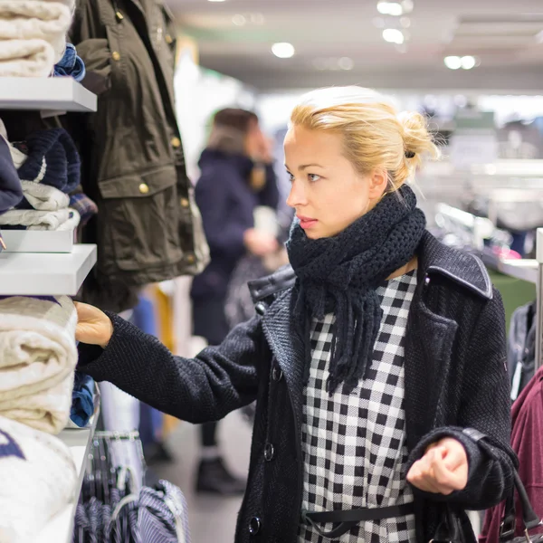 Vacker kvinna shopping i kläder butik. — Stockfoto