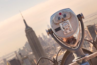 New York'un Manhattan siluetinin günbatımı içinde.