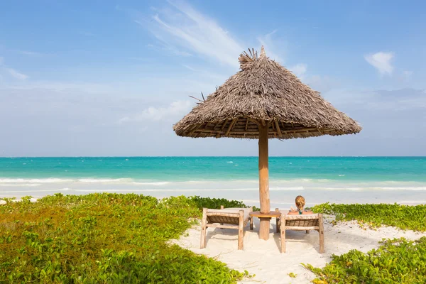 Woman sunbathing on tropical beach. — Stock Photo, Image