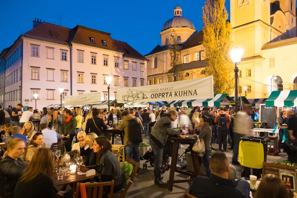 Kitchenfood otwartego rynku w Ljubljanie, w Słowenii. — Zdjęcie stockowe