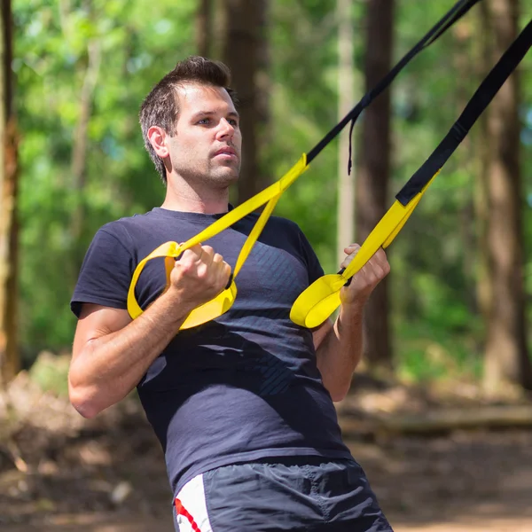 Entraînement avec sangles de fitness à l'extérieur . — Photo