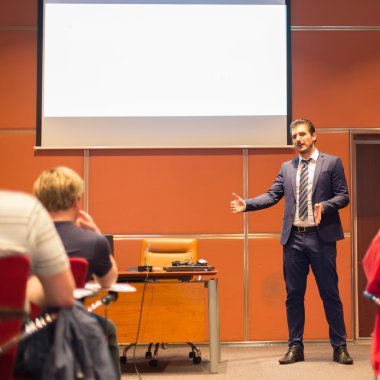 Konferans salonundaki izleyiciler..