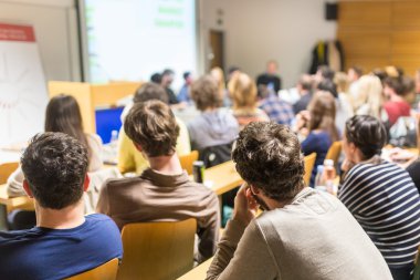 Üniversite konferans salonunda atölye çalışması.