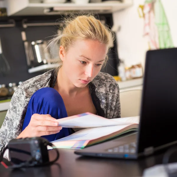 Kvinnlig frilansare som arbetar hemifrån. — Stockfoto