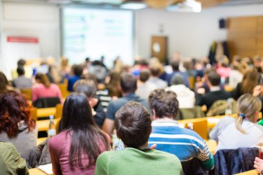 Üniversite konferans salonunda atölye çalışması.