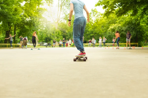 Chica practicando la equitación urbana de tabla larga . — Foto de Stock